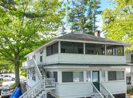 Rustic Lake Retreat，位于Standish的酒店