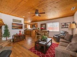 Cabin Chic - Cozy mountain home with WIFI, close to everything!