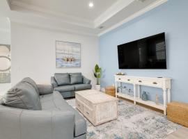Bright Foley Home with Patio - 7 Mi to Wharf and Beach，位于弗利的度假短租房