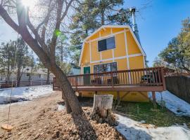 The Love Shack - Cozy cabin in a such a great spot! Very quiet neighborhood，位于舒格洛夫的酒店