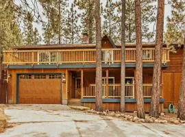 Bear Claw Cabin - Perfect location with an amazing game room and hot tub!