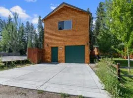 The Bear Den - DREAM LOCATION WALKING DISTANCE TO LAKE AND VILLAGE!