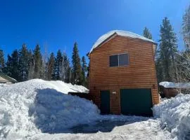 The Bear Den - DREAM LOCATION WALKING DISTANCE TO LAKE AND VILLAGE!