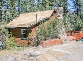 Ski Bunny Lodge - Perfect Big Bear Getaway! Deck with a new hot tub and charcoal barbecue!