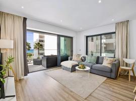 Bright Modern Beachside Apartment with Pool & Seaview，位于奎特里拉的酒店