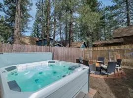Sherwood Cottage - Charming and cozy cabin that has back deck with a Hot Tub!