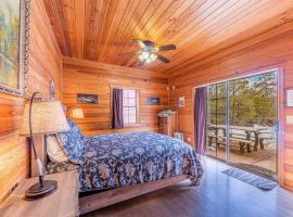 Cabin #5 Black Bear - Pet Friendly - Sleeps 6 - Playground & Game Room，位于佩森的度假短租房