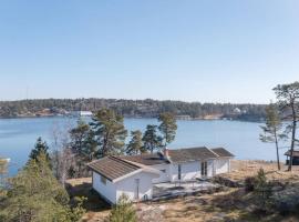 Spectacular lake plot, Stockholm archipelago，位于Dalarö的乡村别墅