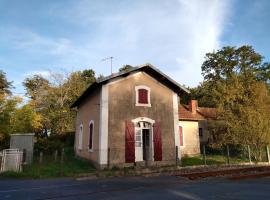 Maison spacieuse avec jardin à Lathus-Saint-Rémy, 160 m², barbecue，位于Ouzilly的酒店