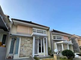 Villa Permata Garden Blok D11 Near JTP 3，位于巴图的酒店