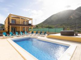 Villa esclusiva a 1 chilometro da Playa de Los Cristianos，位于洛斯克里斯蒂亚诺斯的带按摩浴缸的酒店