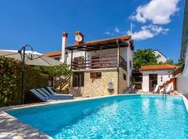 Awesome Home In Risika