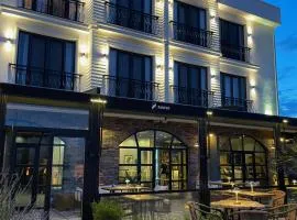 8 Rooms Hotel
