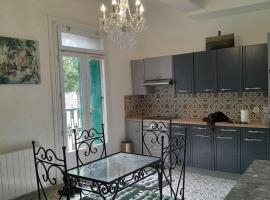 Appartement authentique au bord du fleuve Hérault，位于阿格德的酒店