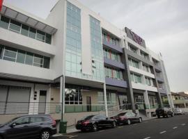 银河酒店，位于新邦安拨的酒店