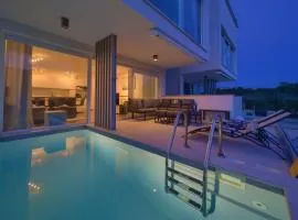 VILLA SOLIS LACUS modern Apartment - private heated pool - Smart TV Sky X - Free parking