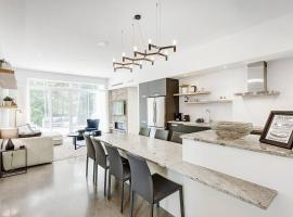 Tremblant Oasis: Luxury, Nature, Hot Tub, Views!，位于La Conception的豪华酒店