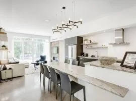 Tremblant Oasis: Luxury, Nature, Hot Tub, Views!