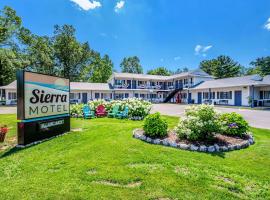 The Sierra Motel，位于特拉弗斯城西北密西根大学丹尼斯博物馆中心附近的酒店