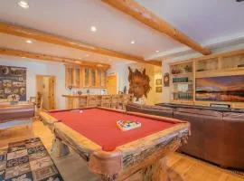 Bearfoot Bungalow - Premium and spacious home close to the National Forest and The Village!