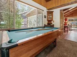 Catalina Retreat -Cozy mountain home in a tree filled neighborhood, plenty of games and a hot tub!