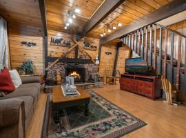 Comfy Cubby - Cozy mountain home in a great location near Bear Mountain Ski Resort，位于大熊湖的度假村