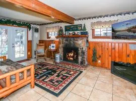 Eagle's Den - Cozy cabin with a beautiful wood burning fireplace! Foosball Table!