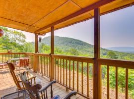 Cozy Lake Sardis Cabin with Stunning View!，位于Clayton的酒店