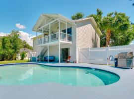 Walk to Marina Home with Pool in Palmetto，位于Palmetto的酒店