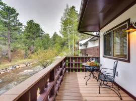 Estes Park Condo Rental Balcony with River Views!，位于埃斯蒂斯帕克的酒店