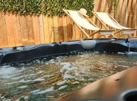 Boho Cottage - Hot tub and close to Beach