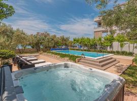 Awesome Home In Srima With Jacuzzi，位于斯里马的酒店