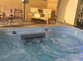 Paddock Pod - Sleeps 4 & Roofed Over Private Hot Tub，位于Burnfoot的带按摩浴缸的酒店