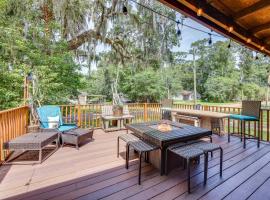 Jacksonville Vacation Rental with Deck!，位于杰克逊维尔Riverview Park附近的酒店