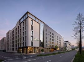 Radisson Hotel & Suites Zurich，位于欧普菲康的公寓式酒店