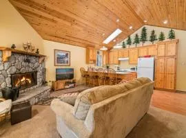 Moonridge Heaven - Cozy cabin with beautiful rock wood burning fireplace!