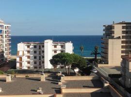 Apartamento en Torre Valentina con vista al mar，位于卡隆赫的酒店