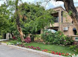 Riviera Courtyard Guest House Islamabad，位于伊斯兰堡马尔加拉格林斯高尔夫俱乐部附近的酒店