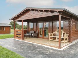 Ty Mai, Parc Y Fronwen，位于纽伯勒的木屋