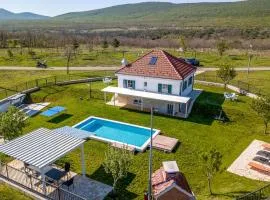Stunning Home In Tijarica With Wifi