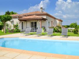 Cozy Home In Saint-Georges，位于Bourlens的酒店