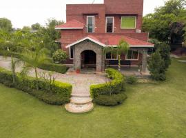 Hostie Tapovan-3BHK Farmhouse 40 mins from Gurgaon-Delhi，位于法里达巴德的乡村别墅
