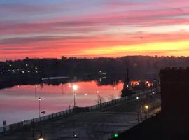 City centre Rooftop apartment alongside river Suir，位于沃特福德的酒店