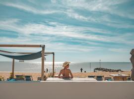 Hôtel Le Rivage vue sur mer - Châtelaillon-plage，位于沙特拉永普拉日沙特来永海滩游客信息中心附近的酒店
