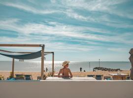 Hôtel Le Rivage vue sur mer - Châtelaillon-plage，位于沙特拉永普拉日的酒店