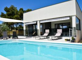 Villa Sportiva Zadar with Private heated pool，位于扎达尔的酒店