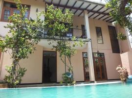 A tropical paradise; stunning house, pool, garden，位于瓦特勒的酒店