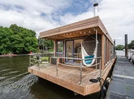 Hausboot AHOI hochwertiges Hausboote mit großer Terrasse und Kamin