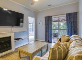 Condo with Pool Access about 2 Mi to Rehoboth Beach!，位于杜威海滩的度假短租房