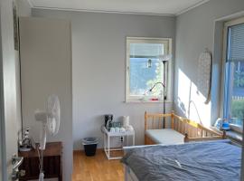 A room in a villa close to Arlanda Airport，位于斯德哥尔摩Rosersberg Palace附近的酒店